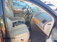 ✅ 2010 Chrysler Town & Country Limited • VIN: 2A4RR7DX9AR365954 • Lot: 43593551. Wystawiony na IAAI z przebiegiem 147 783 mil. Bezpłatny archiwum sprzedaży aukcyjnych z USA i szczegółowy raport historii pojazdu na DreamBid. Zdjęcie 5.