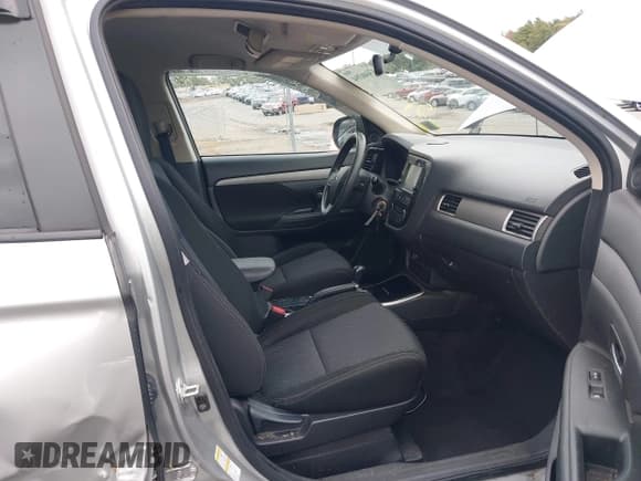 ✅ 2018 Mitsubishi Outlander ES • VIN: JA4AD2A32JZ017502 • Lot: 43446394. Wystawiony na IAAI z przebiegiem 84 010 mil. Bezpłatny archiwum sprzedaży aukcyjnych z USA i szczegółowy raport historii pojazdu na DreamBid. Zdjęcie 5.