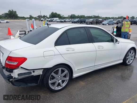 ✅ 2014 Mercedes-Benz C 250 Sport • VIN: WDDGF4HB0EA958816 • Lot: 42150390. Wystawiony na IAAI z przebiegiem 89 358 mil. Bezpłatny archiwum sprzedaży aukcyjnych z USA i szczegółowy raport historii pojazdu na DreamBid. Zdjęcie 19.