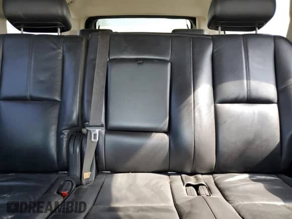 2010 Chevrolet Suburban LT z VIN 1GNUKJE36AR139025, wystawiony jako Copart lot #80656865 z przebiegiem 201 955 mil mil oraz Czysty tytuł • Clean title. Historia ofert i sprzedaży dostępna na DreamBid. Obrazek 10.