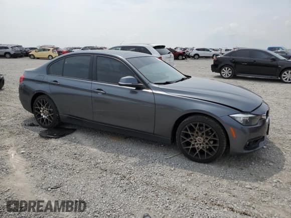 ✅ 2017 BMW 3 Series 320i xDrive • VIN: WBA8A3C39HA066881 • Lot: 59354375. Wystawiony na Copart z przebiegiem 102 083 mil. Bezpłatny archiwum sprzedaży aukcyjnych z USA i szczegółowy raport historii pojazdu na DreamBid. Zdjęcie 4.