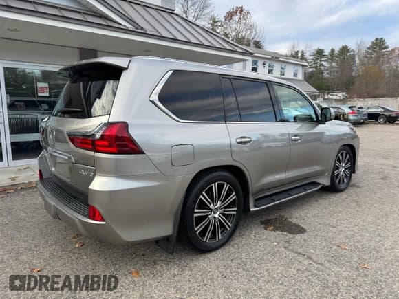 ✅ 2018 Lexus LX 570 • VIN: JTJHY7AX6J4263505 • Lot: 92914435. Listed on Copart with 85,124 mi. Free auction sales archive from the USA and detailed vehicle history report at DreamBid. Image 4.