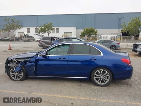 ✅ 2017 Mercedes-Benz C 300 • VIN: 55SWF4JB3HU192008 • Лот: 43589027. Опубликован ранее на IAAI с пробегом 71 443 миль. Бесплатный доступ к архиву аукционных продаж из США и подробный отчёт об истории автомобиля на DreamBid. Изображение 14.