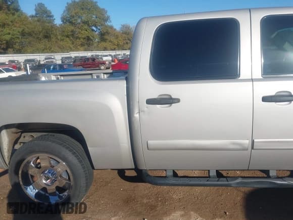 ✅ 2007 Chevrolet Silverado 1500 1LT • VIN: 2GCEC13J871688674 • Lot: 43707213. Wystawiony na IAAI z przebiegiem 293 504 mil. Bezpłatny archiwum sprzedaży aukcyjnych z USA i szczegółowy raport historii pojazdu na DreamBid. Zdjęcie 17.
