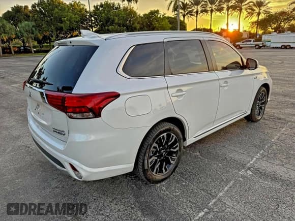 ✅ 2018 Mitsubishi Outlander SEL • VIN: JA4J24A50JZ032180 • Lot: 96848945. Listed on Copart with 172,343 mi. Free auction sales archive from the USA and detailed vehicle history report at DreamBid. Image 4.