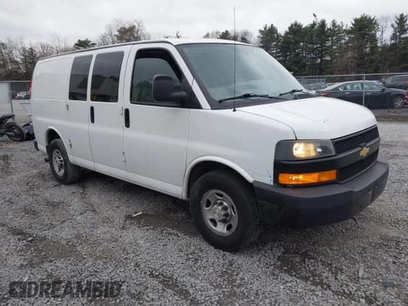 ✅ 2020 Chevrolet Express Cargo • VIN: 1GCWGAFP8L1230237 • Лот: 43752433. Опубликован ранее на IAAI с пробегом 132 433 миль. Бесплатный доступ к архиву аукционных продаж из США и подробный отчёт об истории автомобиля на DreamBid. Изображение 1.
