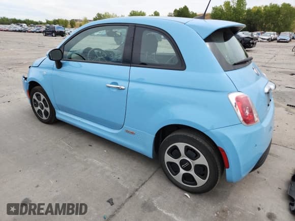 ✅ 2017 FIAT 500e • VIN: 3C3CFFGE8HT530073 • Lot: 82094885. Wystawiony na Copart z przebiegiem 64 062 mil. Bezpłatny archiwum sprzedaży aukcyjnych z USA i szczegółowy raport historii pojazdu na DreamBid. Zdjęcie 2.