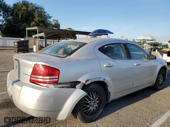 2009 Dodge Avenger SE z VIN 1B3LC46B59N508566, wystawiony jako Copart lot #69698325 z przebiegiem 107 088 mil mil oraz Czysty tytuł • Clean title. Historia ofert i sprzedaży dostępna na DreamBid. Obrazek 3.