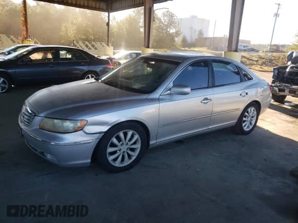 2006 Hyundai Azera SE z VIN KMHFC46F26A036193, wystawiony jako Copart lot #70526753 z przebiegiem 125 290 mil mil oraz Szkoda całkowita • Salvage title. Historia ofert i sprzedaży dostępna na DreamBid. Obrazek 1.