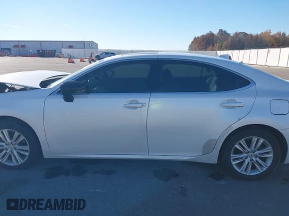 ✅ 2015 Lexus ES 330 • VIN: JTHBK1GGXF2200844 • Lot: 43644144. Listed on IAAI with 98,470 mi. Free auction sales archive from the USA and detailed vehicle history report at DreamBid. Image 15.