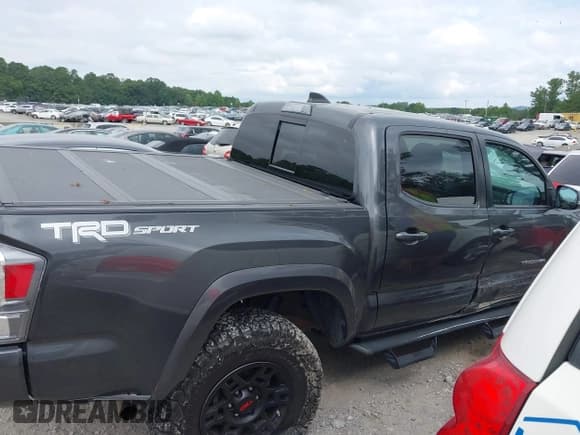 ✅ 2020 Toyota Tacoma SR5 • VIN: 3TMAZ5CNXLM117424 • Lot: 42814654. Wystawiony na IAAI z przebiegiem 95 225 mil. Bezpłatny archiwum sprzedaży aukcyjnych z USA i szczegółowy raport historii pojazdu na DreamBid. Zdjęcie 13.