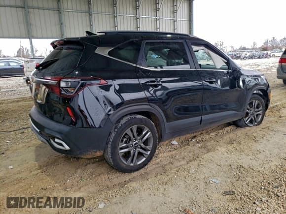 ✅ 2023 Kia Seltos S • VIN: KNDEU2AAXP7405359 • Lot: 93447365. Wystawiony na Copart z przebiegiem 28 742 mil. Bezpłatny archiwum sprzedaży aukcyjnych z USA i szczegółowy raport historii pojazdu na DreamBid. Zdjęcie 3.