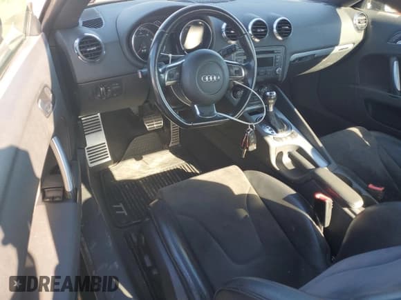 ✅ 2009 Audi TT • VIN: TRUKF38JX91018430 • Lot: 82540545. Wystawiony na Copart z przebiegiem 621 358 mil. Bezpłatny archiwum sprzedaży aukcyjnych z USA i szczegółowy raport historii pojazdu na DreamBid. Zdjęcie 8.