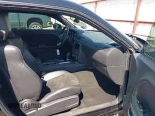 2013 Dodge Challenger SRT-8 z VIN 2C3CDYCJ3DH587739, wystawiony jako IAAI lot #43148385 z przebiegiem 60 177 mil mil oraz . Historia ofert i sprzedaży dostępna na DreamBid. Obrazek 5.