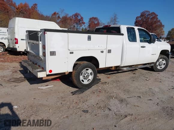 ✅ 2011 Chevrolet Silverado 2500HD Work Truck • VIN: 1GB2CVCG9BZ396373 • Lot: 43598113. Wystawiony na IAAI z przebiegiem 273 698 mil. Bezpłatny archiwum sprzedaży aukcyjnych z USA i szczegółowy raport historii pojazdu na DreamBid. Zdjęcie 4.