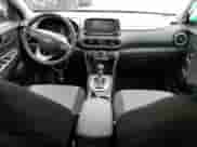 ✅ 2021 Hyundai Kona SE • VIN: KM8K1CAA7MU709114 • Lot: 63398763. Wystawiony na Copart z przebiegiem 31 083 mil mil. Skorzystaj z bezpłatnego archiwum sprzedaży aukcyjnych z USA i zobacz szczegółowy raport historii pojazdu na DreamBid. Zdjęcie 8.