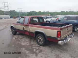 1993 Dodge Dakota z VIN 1B7FL23X9PS212576, wystawiony jako IAAI lot #42389256 z przebiegiem 181 924 mil mil oraz . Historia ofert i sprzedaży dostępna na DreamBid. Obrazek 3.