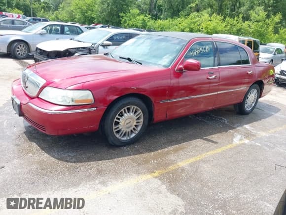 ✅ 2011 Lincoln Town Car Executive L • VIN: 2LNBL8EV7BX763068 • Lot: 42425667. Listed on IAAI with 302,299 mi. Free auction sales archive from the USA and detailed vehicle history report at DreamBid. Image 21.