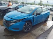 ✅ 2025 Nissan Versa SR • VIN: 3N1CN8FV5SL809924 • Лот: 42973265. Опубликован ранее на IAAI с пробегом 20 884 миль. Бесплатный доступ к архиву аукционных продаж из США и подробный отчёт об истории автомобиля на DreamBid. Изображение 2.