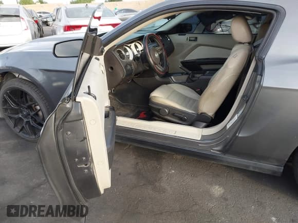 ✅ 2010 Ford Mustang V6 • VIN: 1ZVBP8AN8A5129649 • Lot: 43674119. Listed on IAAI with 194,383 mi. Free auction sales archive from the USA and detailed vehicle history report at DreamBid. Image 5.