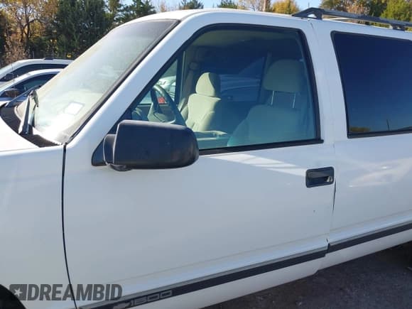 ✅ 1999 Chevrolet Suburban • VIN: 3GNFK16R1XG134206 • Lot: 43699019. Wystawiony na IAAI z przebiegiem 160 987 mil. Bezpłatny archiwum sprzedaży aukcyjnych z USA i szczegółowy raport historii pojazdu na DreamBid. Zdjęcie 6.