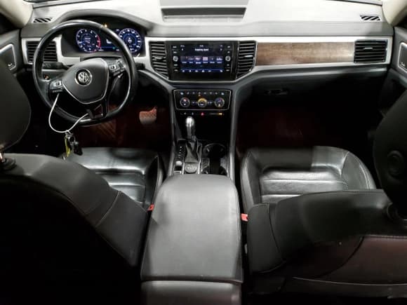 ✅ 2018 Volkswagen Atlas SEL Premium • VIN: 1V2NR2CAXJC593831 • Lot: 92570685. Wystawiony na Copart z przebiegiem 129 633 mil. Bezpłatny archiwum sprzedaży aukcyjnych z USA i szczegółowy raport historii pojazdu na DreamBid. Zdjęcie 8.