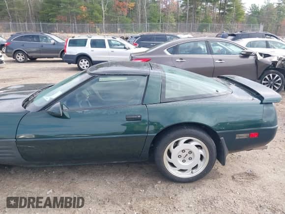 1992 Chevrolet Corvette z VIN 1G1YY23P1N5119727, wystawiony jako IAAI lot #43591300 z przebiegiem 81 759 mil mil oraz . Historia ofert i sprzedaży dostępna na DreamBid. Obrazek 13.