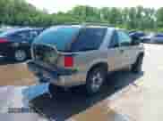 1999 Chevrolet Blazer LS z VIN 1GNCT18W3XK116060, wystawiony jako IAAI lot #42213762 z przebiegiem 216 788 mil mil oraz . Historia ofert i sprzedaży dostępna na DreamBid. Obrazek 4.