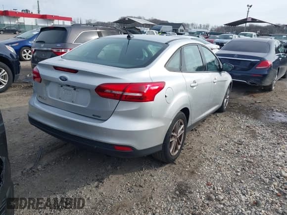 ✅ 2018 Ford Focus SE • VIN: 1FADP3FE2JL318614 • Lot: 43926795. Wystawiony na IAAI z przebiegiem 60 247 mil. Bezpłatny archiwum sprzedaży aukcyjnych z USA i szczegółowy raport historii pojazdu na DreamBid. Zdjęcie 4.