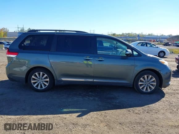 ✅ 2013 Toyota Sienna Limited • VIN: 5TDYK3DCXDS280029 • Lot: 43433731. Wystawiony na IAAI z przebiegiem 221 097 mil. Bezpłatny archiwum sprzedaży aukcyjnych z USA i szczegółowy raport historii pojazdu na DreamBid. Zdjęcie 13.