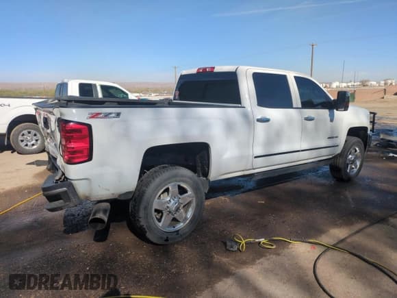 ✅ 2015 Chevrolet Silverado 2500HD LTZ • VIN: 1GC1KWE87FF106595 • Лот: 50557155. Опубликован ранее на Copart с пробегом 158 001 миль. Бесплатный доступ к архиву аукционных продаж из США и подробный отчёт об истории автомобиля на DreamBid. Изображение 3.