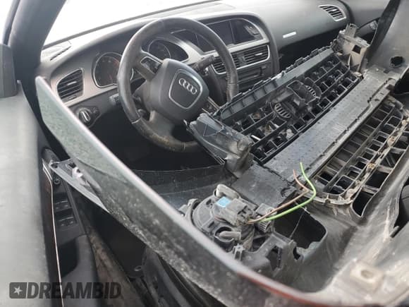 ✅ 2011 Audi A5 Premium Plus • VIN: WAULFAFH8BN010535 • Lot: 69608045. Wystawiony na Copart z przebiegiem Nie podano. Bezpłatny archiwum sprzedaży aukcyjnych z USA i szczegółowy raport historii pojazdu na DreamBid. Zdjęcie 8.