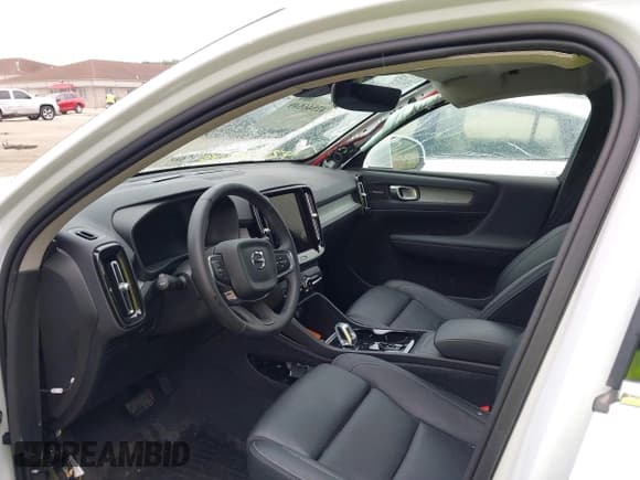 ✅ 2024 Volvo XC40 Ultimate Bright Theme • VIN: YV4L12UF8R2265543 • Lot: 42546549. Wystawiony na IAAI z przebiegiem Nie podano. Bezpłatny archiwum sprzedaży aukcyjnych z USA i szczegółowy raport historii pojazdu na DreamBid. Zdjęcie 5.