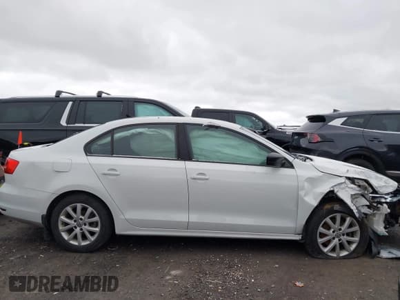 ✅ 2015 Volkswagen Jetta SE • VIN: 3VWD17AJ3FM298805 • Lot: 43700047. Wystawiony na IAAI z przebiegiem 131 342 mil. Bezpłatny archiwum sprzedaży aukcyjnych z USA i szczegółowy raport historii pojazdu na DreamBid. Zdjęcie 13.