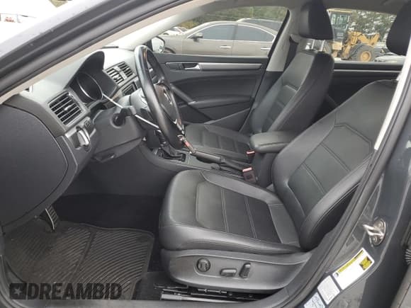 ✅ 2018 Volkswagen Passat S • VIN: 1VWAA7A36JC015344 • Лот: 82348465. Опубликован ранее на Copart с пробегом 93 068 миль. Бесплатный доступ к архиву аукционных продаж из США и подробный отчёт об истории автомобиля на DreamBid. Изображение 7.