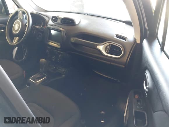 ✅ 2018 Jeep Renegade Latitude • VIN: ZACCJBBB4JPH07246 • Lot: 43451946. Wystawiony na IAAI z przebiegiem 105 667 mil. Bezpłatny archiwum sprzedaży aukcyjnych z USA i szczegółowy raport historii pojazdu na DreamBid. Zdjęcie 5.