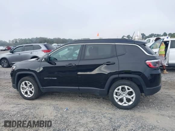 2024 Jeep Compass Latitude z VIN 3C4NJDBN2RT100510, wystawiony jako IAAI lot #43605089 z przebiegiem 53 687 mil mil oraz . Historia ofert i sprzedaży dostępna na DreamBid. Obrazek 14.