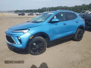 ✅ 2025 Buick Encore GX Sport Touring • VIN: KL4AMDSL6SB121625 • Lot: 84399535. Wystawiony na Copart z przebiegiem 5 207 mil. Bezpłatny archiwum sprzedaży aukcyjnych z USA i szczegółowy raport historii pojazdu na DreamBid. Zdjęcie 1.