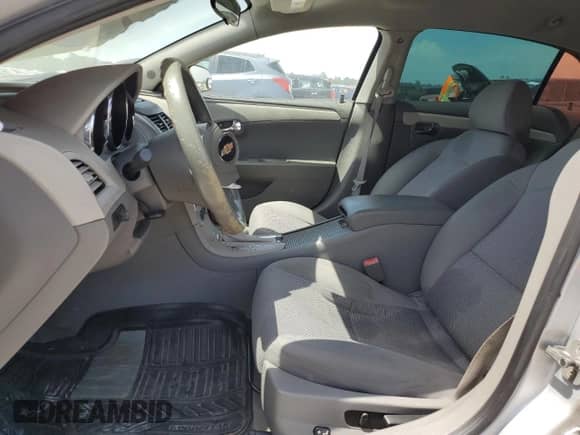 2010 Chevrolet Malibu 1FL z VIN 1G1ZA5E0XAF107140, wystawiony jako Copart lot #61450434 z przebiegiem 147 301 mil mil oraz Szkoda całkowita • Salvage title. Historia ofert i sprzedaży dostępna na DreamBid. Obrazek 7.