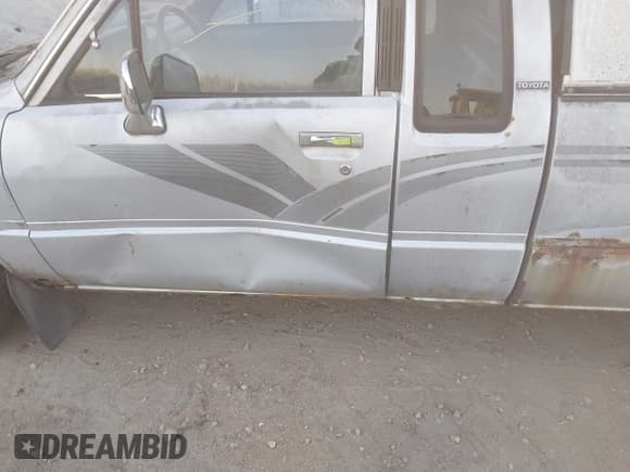 ✅ 1988 Toyota Pickup • VIN: JT4RN70DXJ0051625 • Lot: 43708177. Wystawiony na IAAI z przebiegiem 178 742 mil. Bezpłatny archiwum sprzedaży aukcyjnych z USA i szczegółowy raport historii pojazdu na DreamBid. Zdjęcie 6.