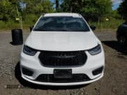 ✅ 2024 Chrysler Pacifica Hybrid Select • VIN: 2C4RC1S79RR158421 • Lot: 70437885. Wystawiony na Copart z przebiegiem 37 117 mil. Bezpłatny archiwum sprzedaży aukcyjnych z USA i szczegółowy raport historii pojazdu na DreamBid. Zdjęcie 5.