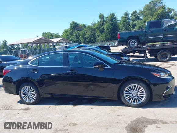 ✅ 2016 Lexus ES 330 • VIN: 58ABK1GG2GU010029 • Lot: 43020726. Listed on IAAI with 131,046 mi. Free auction sales archive from the USA and detailed vehicle history report at DreamBid. Image 13.