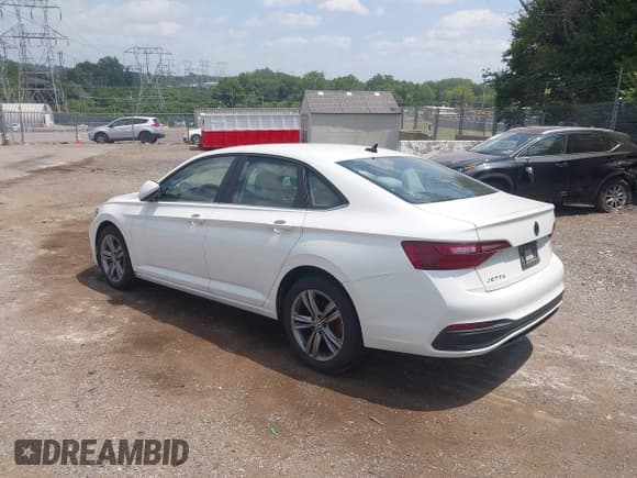 ✅ 2023 Volkswagen Jetta SE • VIN: 3VWEM7BU7PM038686 • Lot: 42822910. Wystawiony na IAAI z przebiegiem 24 440 mil. Bezpłatny archiwum sprzedaży aukcyjnych z USA i szczegółowy raport historii pojazdu na DreamBid. Zdjęcie 3.