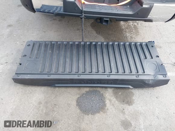 ✅ 2024 Toyota Tundra 1794 Edition • VIN: 5TFMC5DB4RX047117 • Lot: 41444832. Wystawiony na IAAI z przebiegiem 7 070 mil. Bezpłatny archiwum sprzedaży aukcyjnych z USA i szczegółowy raport historii pojazdu na DreamBid. Zdjęcie 12.