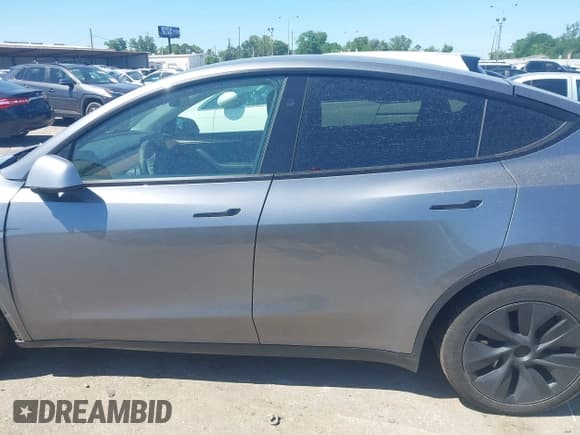 ✅ 2024 Tesla Model Y Long Range • VIN: 7SAYGAEE3RF153644 • Lot: 41932624. Wystawiony na IAAI z przebiegiem Nie podano. Bezpłatny archiwum sprzedaży aukcyjnych z USA i szczegółowy raport historii pojazdu na DreamBid. Zdjęcie 14.