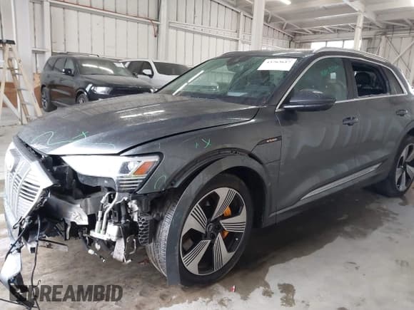 ✅ 2019 Audi e-tron Prestige • VIN: WA1VAAGE8KB006365 • Lot: 43763617. Wystawiony na IAAI z przebiegiem 45 411 mil. Bezpłatny archiwum sprzedaży aukcyjnych z USA i szczegółowy raport historii pojazdu na DreamBid. Zdjęcie 6.