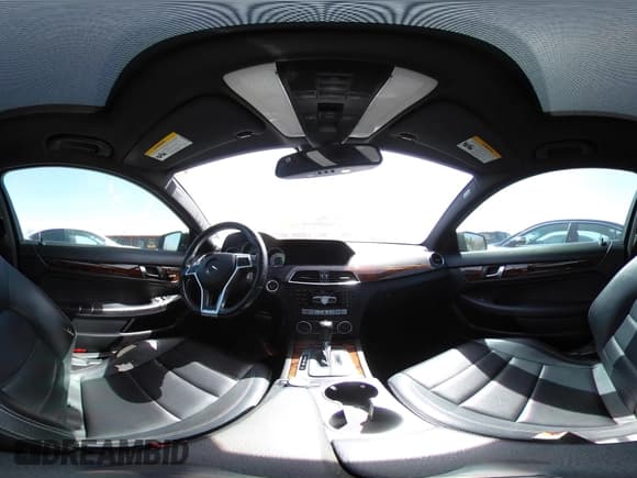 ✅ 2015 Mercedes-Benz C 250 • VIN: WDDGJ4HBXFG383850 • Lot: 41809724. Wystawiony na IAAI z przebiegiem 100 032 mil. Bezpłatny archiwum sprzedaży aukcyjnych z USA i szczegółowy raport historii pojazdu na DreamBid. Zdjęcie 18.