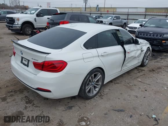 ✅ 2018 BMW 4 Series 440i • VIN: WBA4J5C56JBF07087 • Lot: 41421921. Wystawiony na IAAI z przebiegiem 61 601 mil. Bezpłatny archiwum sprzedaży aukcyjnych z USA i szczegółowy raport historii pojazdu na DreamBid. Zdjęcie 4.