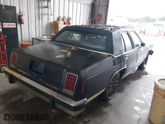✅ 1986 Ford Crown Victoria • VIN: 2FABP43F8GX203439 • Lot: 42902863. Wystawiony na IAAI z przebiegiem 1 642 mil. Bezpłatny archiwum sprzedaży aukcyjnych z USA i szczegółowy raport historii pojazdu na DreamBid. Zdjęcie 4.