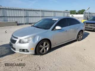 2014 Chevrolet Cruze 2LT z VIN 1G1PE5SB9E7271576, wystawiony jako Copart lot #62423055 z przebiegiem 169 924 mil mil oraz Szkoda całkowita • Salvage title. Historia ofert i sprzedaży dostępna na DreamBid. Obrazek 1.